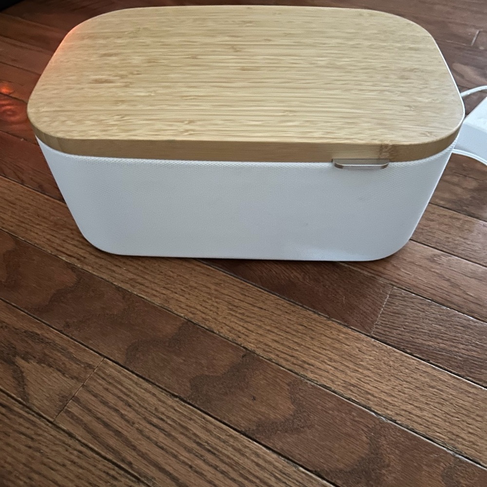 Aro phone charging box